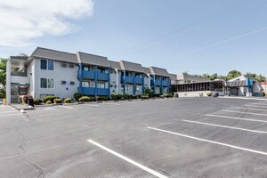 Гостиница Days Inn & Suites by Wyndham Spokane