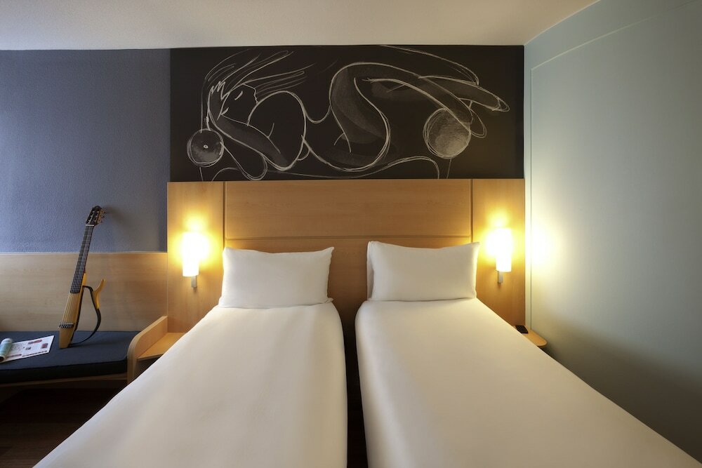 Фото ibis Edinburgh Centre South Bridge  Royal Mile