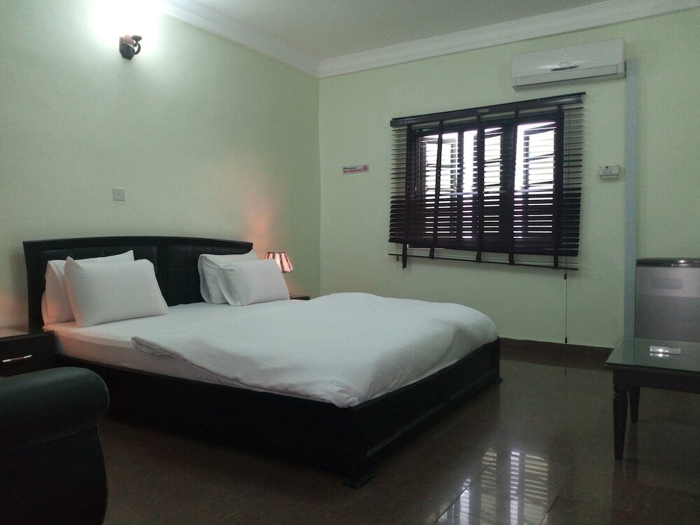 Фото Dionzec Hotel & Suites