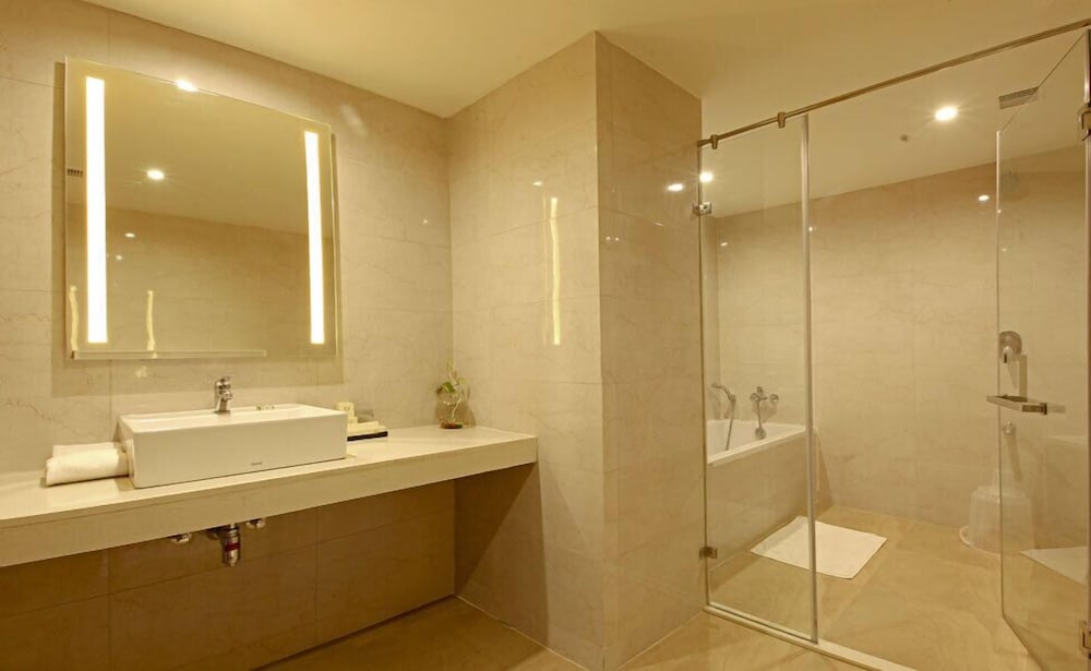 Фото Goutham Grand Hotel