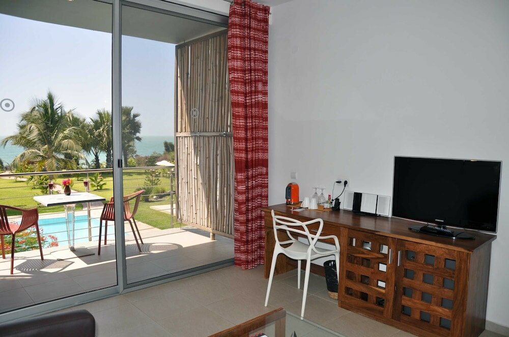 Фото Leo's Beach Hotel & Restaurant - Adults Only