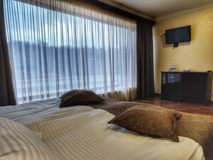 Yerak (M-6, 2), hotel
