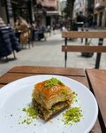 Antepli Beraat Tatli ve Cig Kofte Salonu (İstanbul, Kadikoy, Rasimpaşa Mah., Karakolhane Cad., 50A) ، إنتاج المعجنات