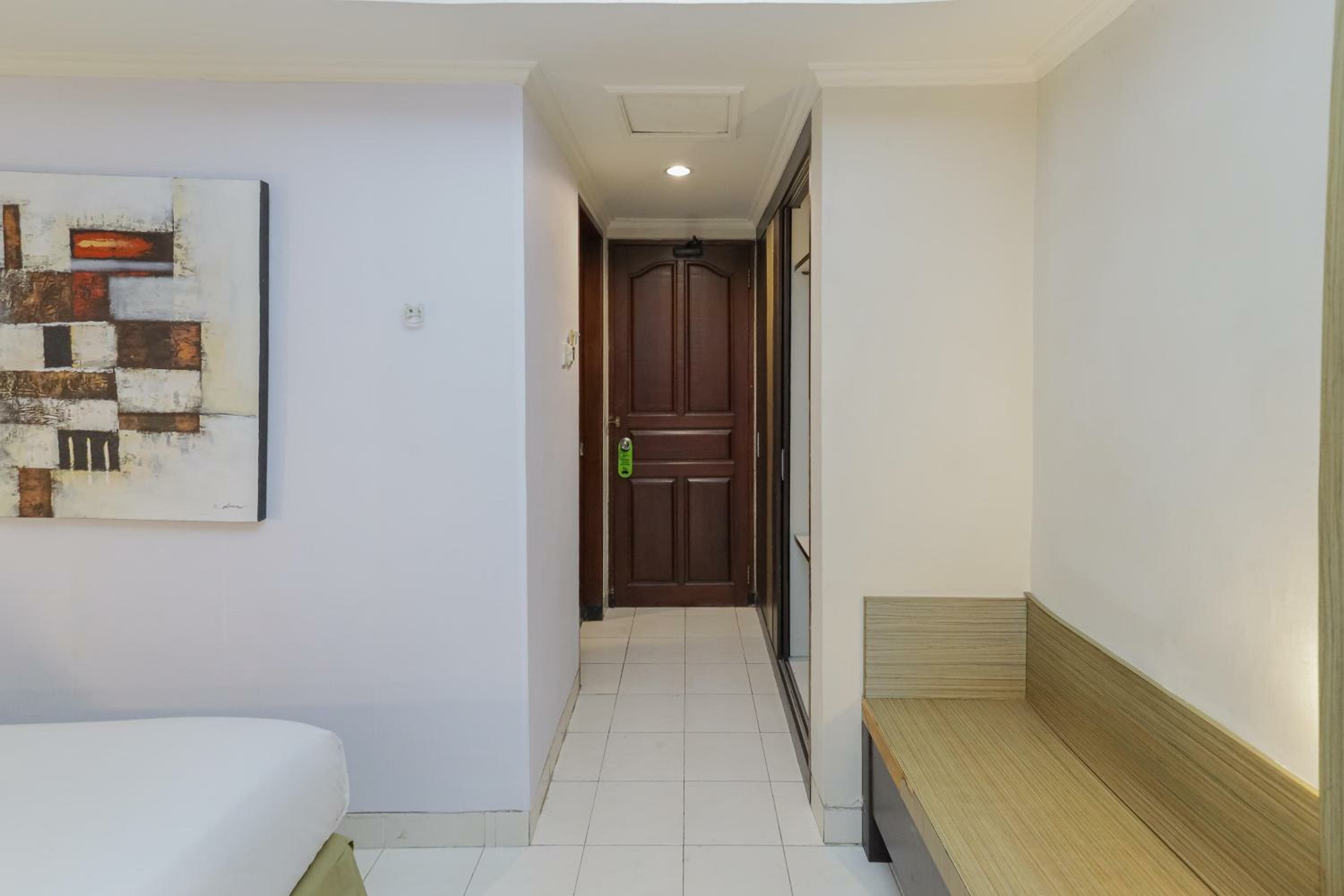 Фото Urbanview Hotel Taman Suci Denpasar Bali
