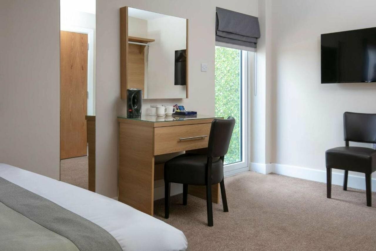 Фото Best Western Northfields Ealing Hotel