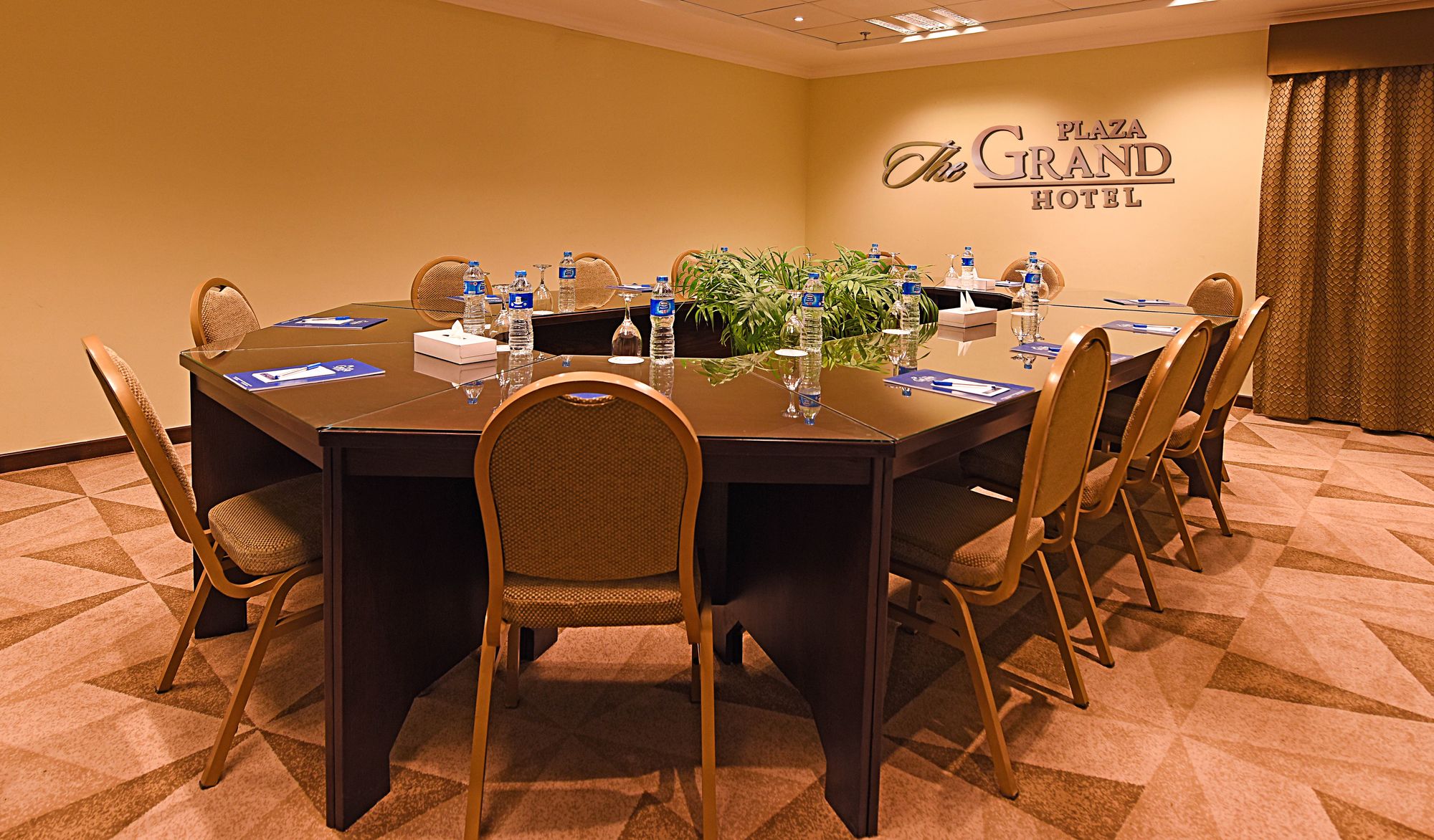 Фото Отель The Grand Plaza