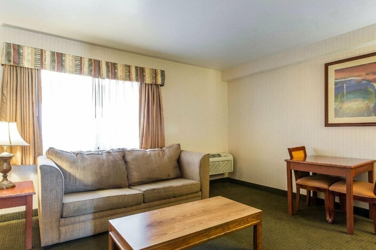 Фото Econo Lodge Inn & Suites Riverside - Corona
