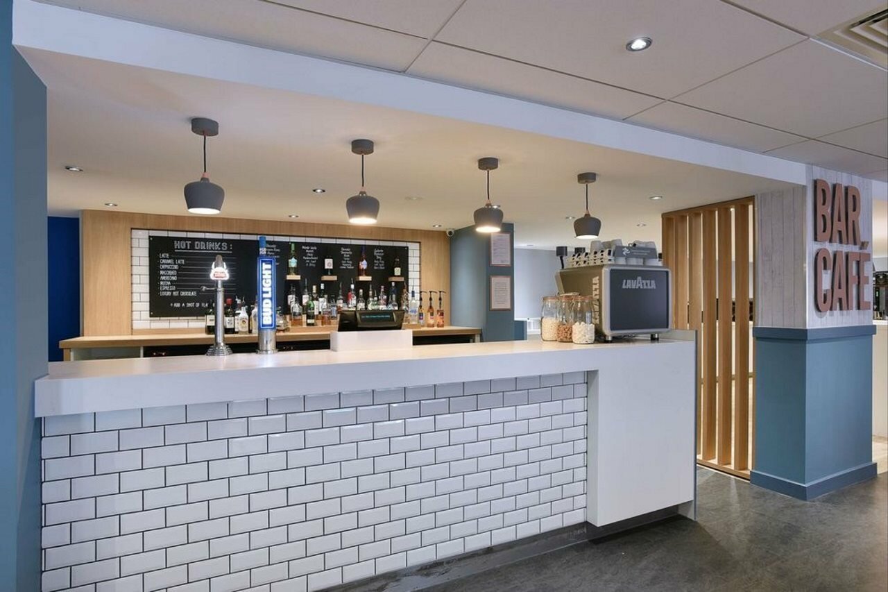 Фото Travelodge Edinburgh Central