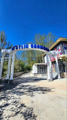 Qul xojayinning eshagini yalaydi