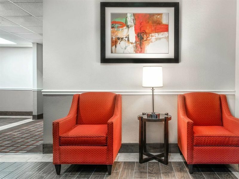 Фото Days Inn & Suites by Wyndham Dallas