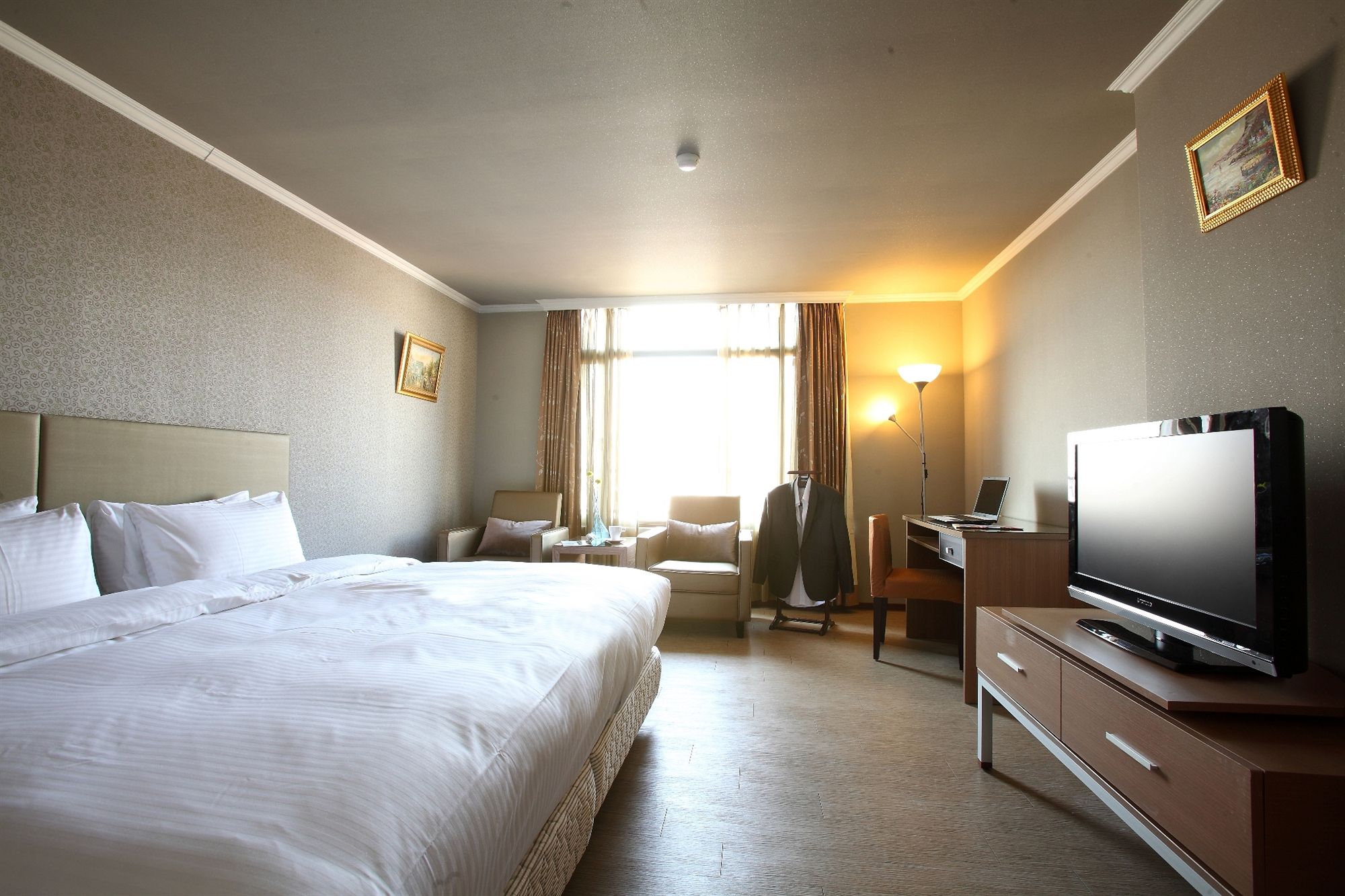 Фото Hotel j Metropolis