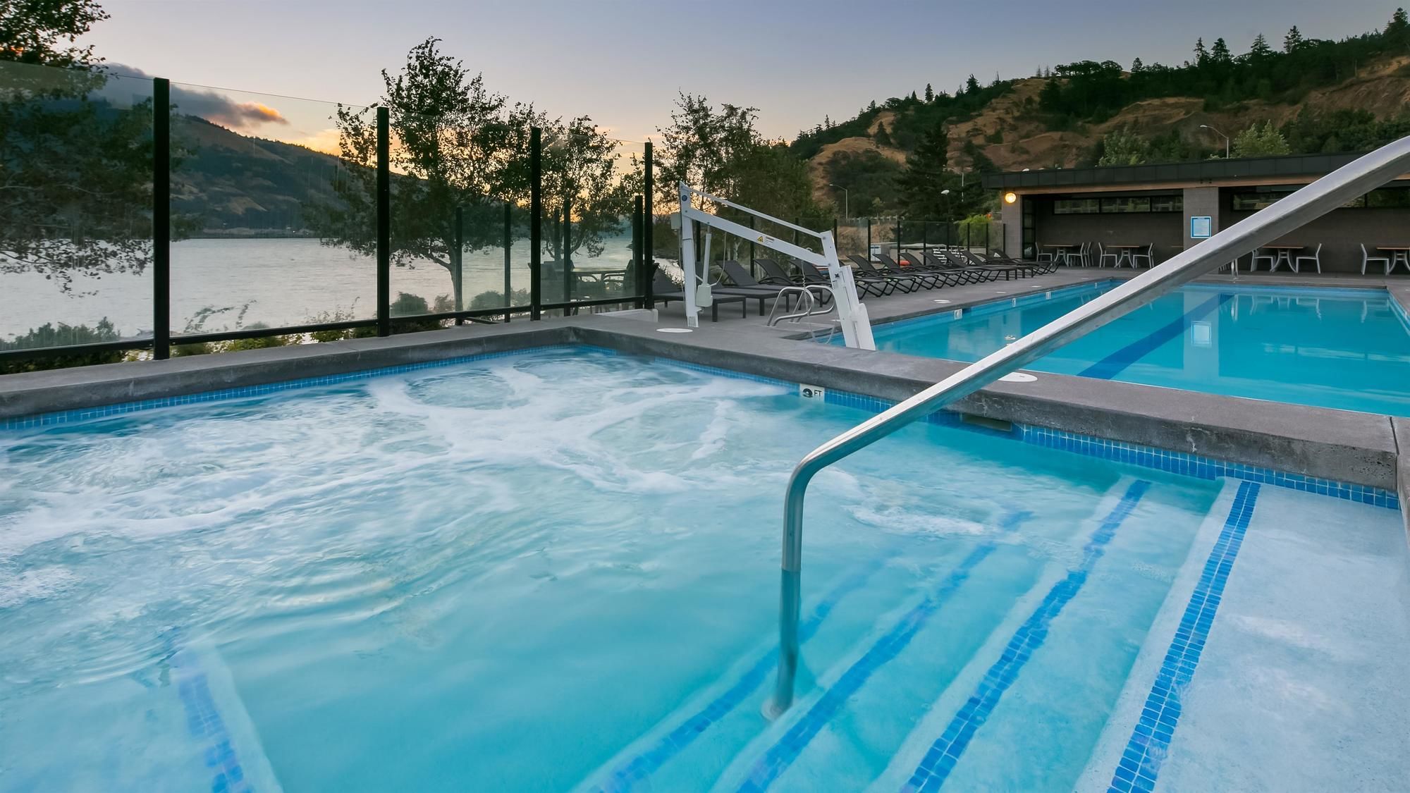 Фото Best Western Plus Hood River Inn