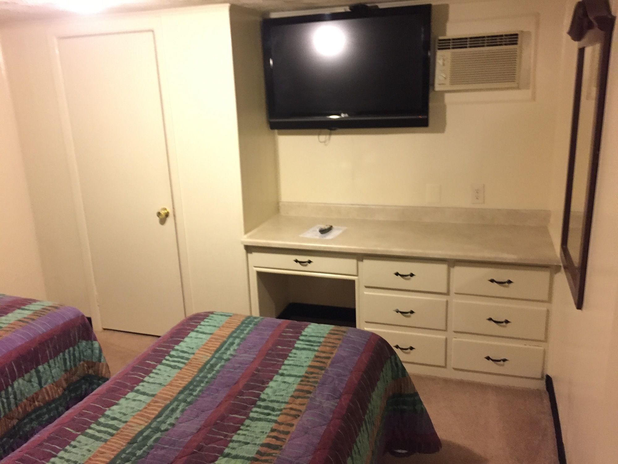 Фото Rodeway Inn & Suites