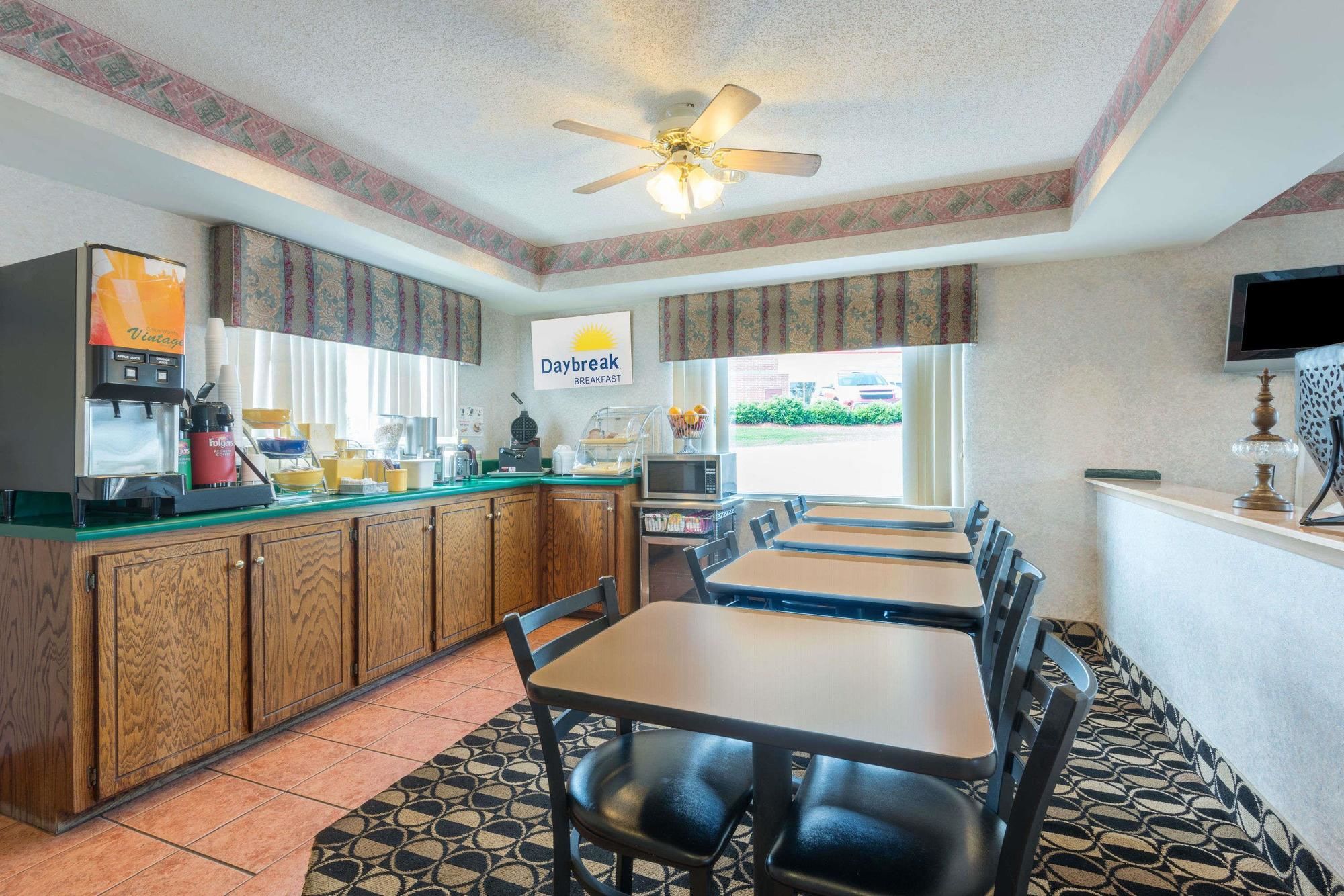 Фото Days Inn by Wyndham Greenville