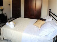 Фото Little Rhome Suites