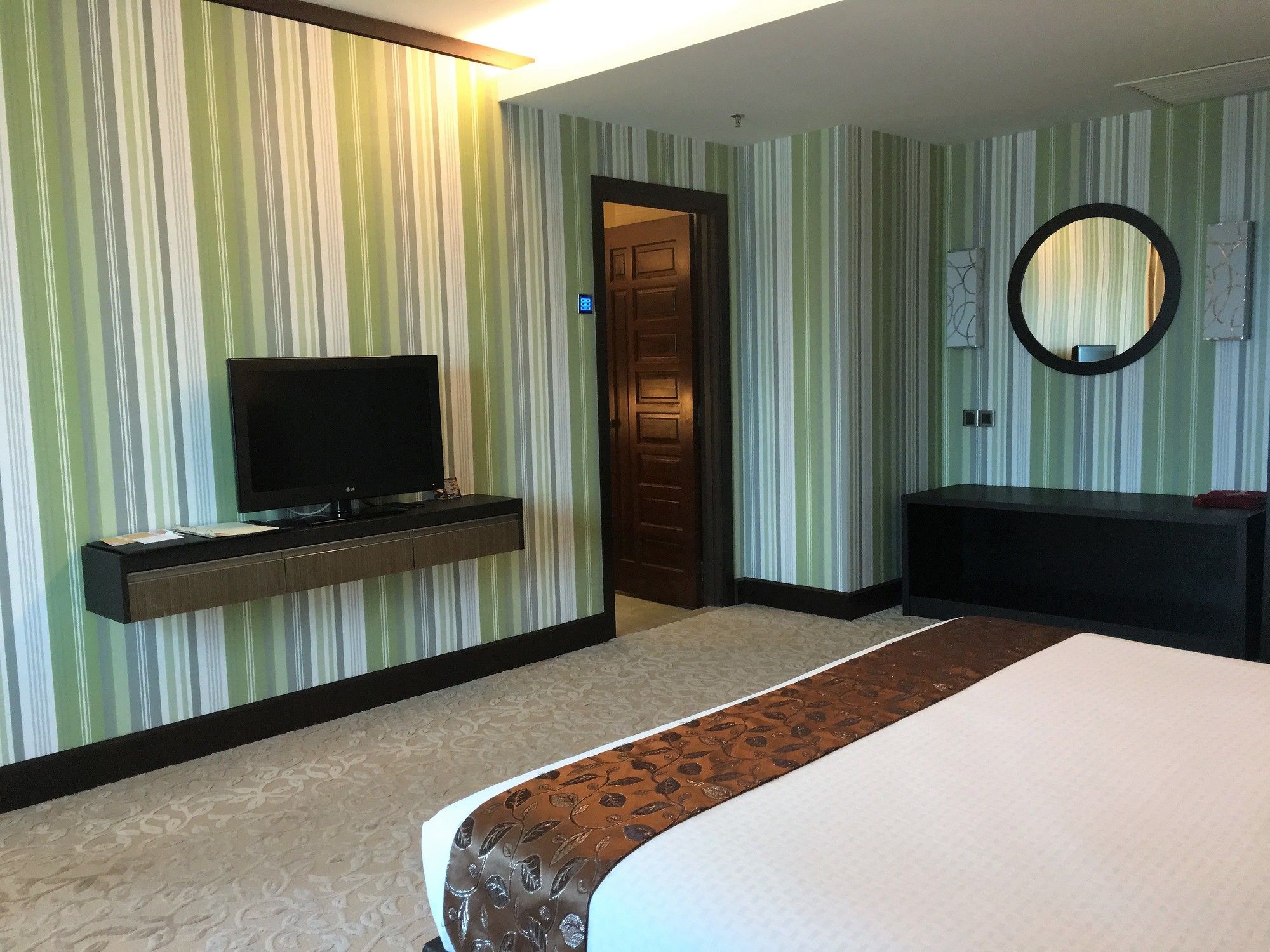 Фото Kinta Riverfront Hotel & Suites