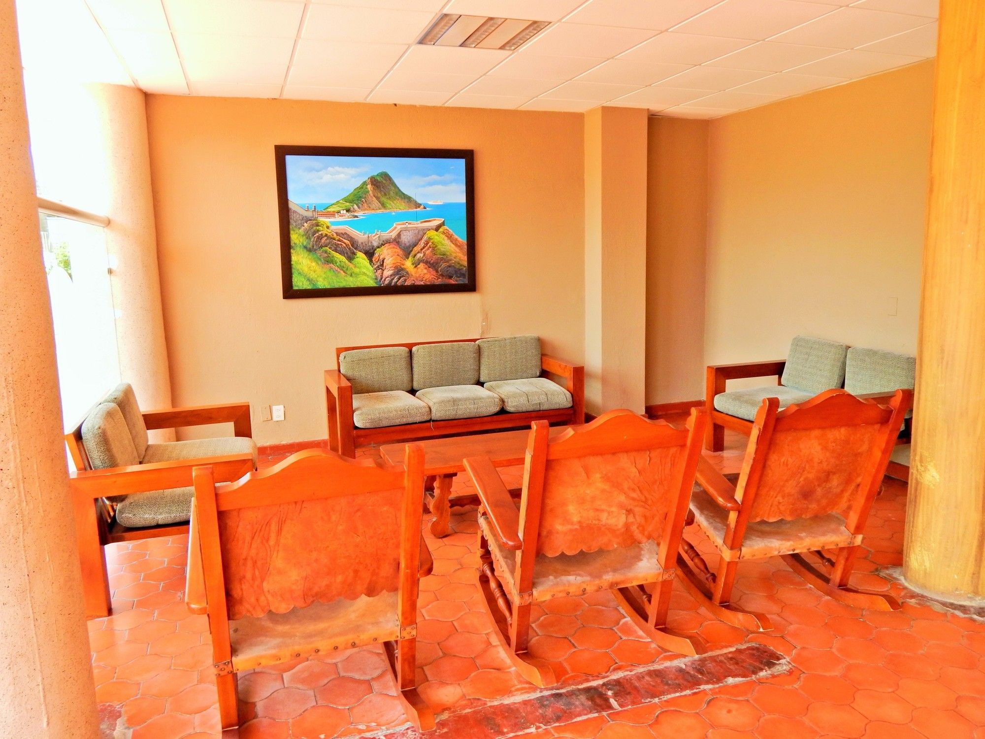 Фото Hotel Las Jacarandas