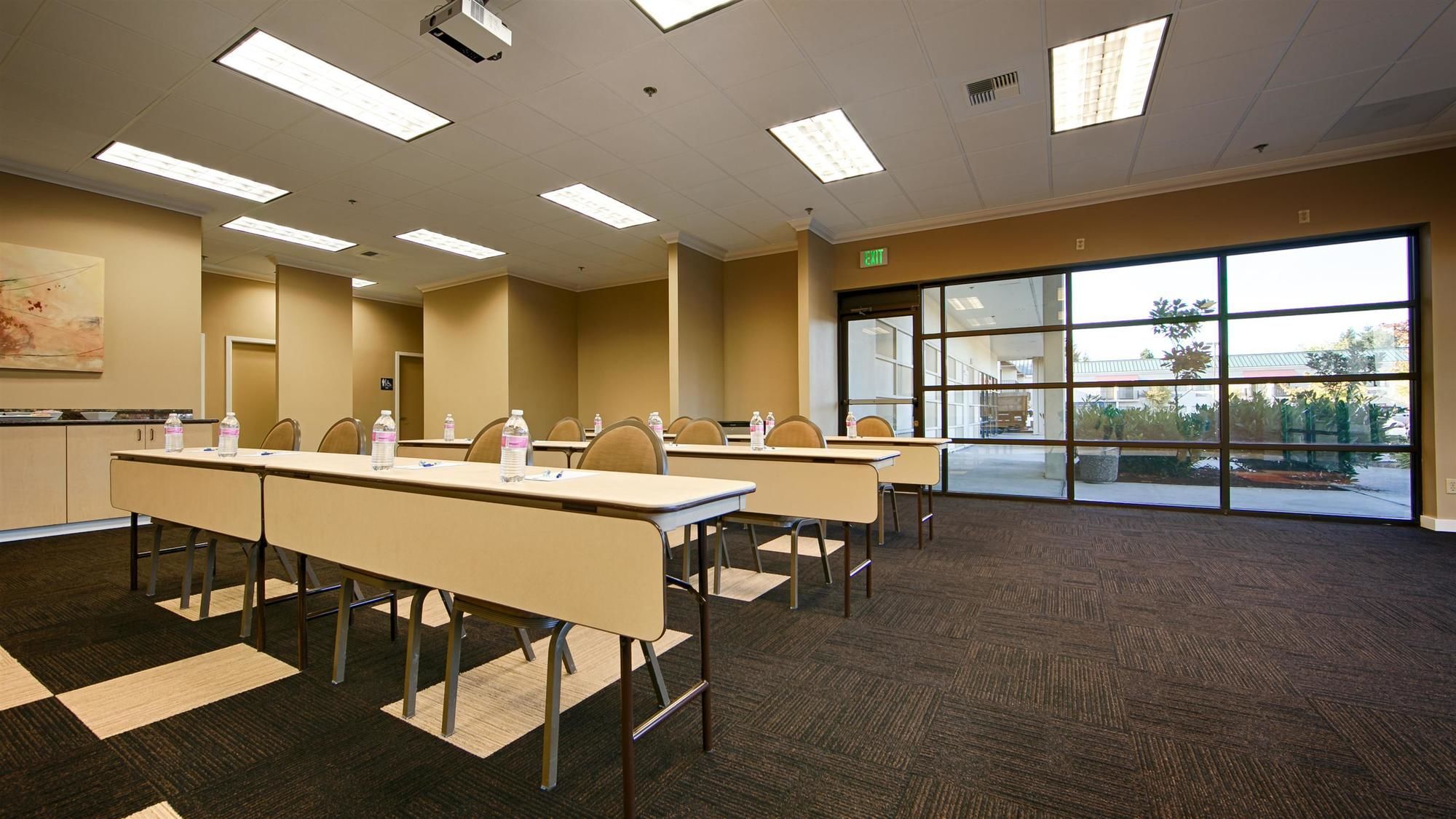 Фото Best Western Plus Plaza by the Green