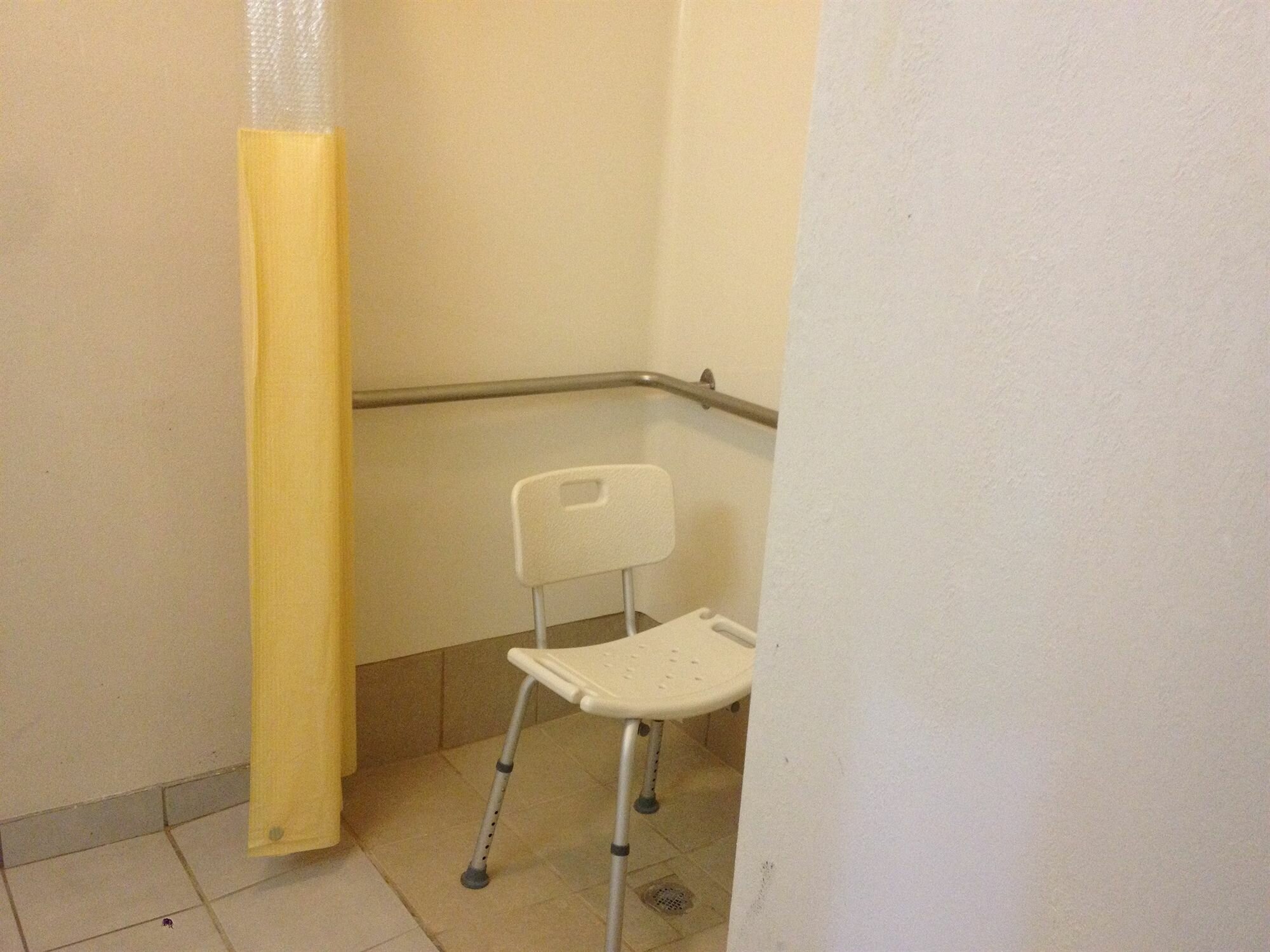 Фото Days Inn by Wyndham Kansas City International Airport