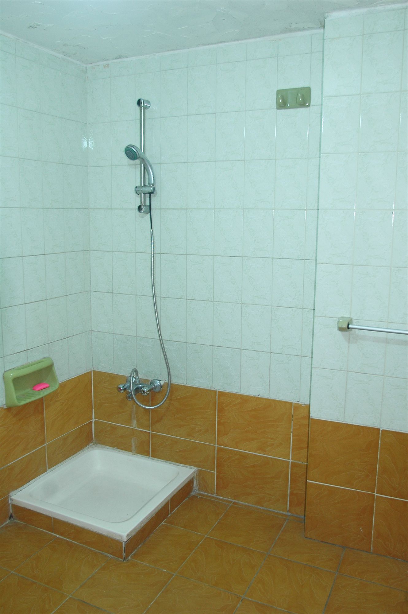 Фото Travelers House Hostel