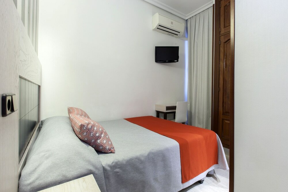 Фото Hostal Castilla i - Atocha