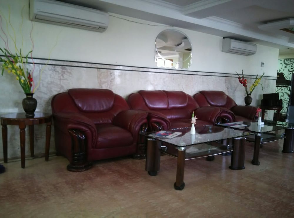 Фото The Residency Hotel