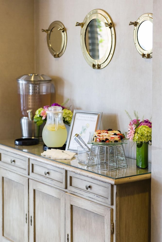 Фото Salem Waterfront Hotel & Suites