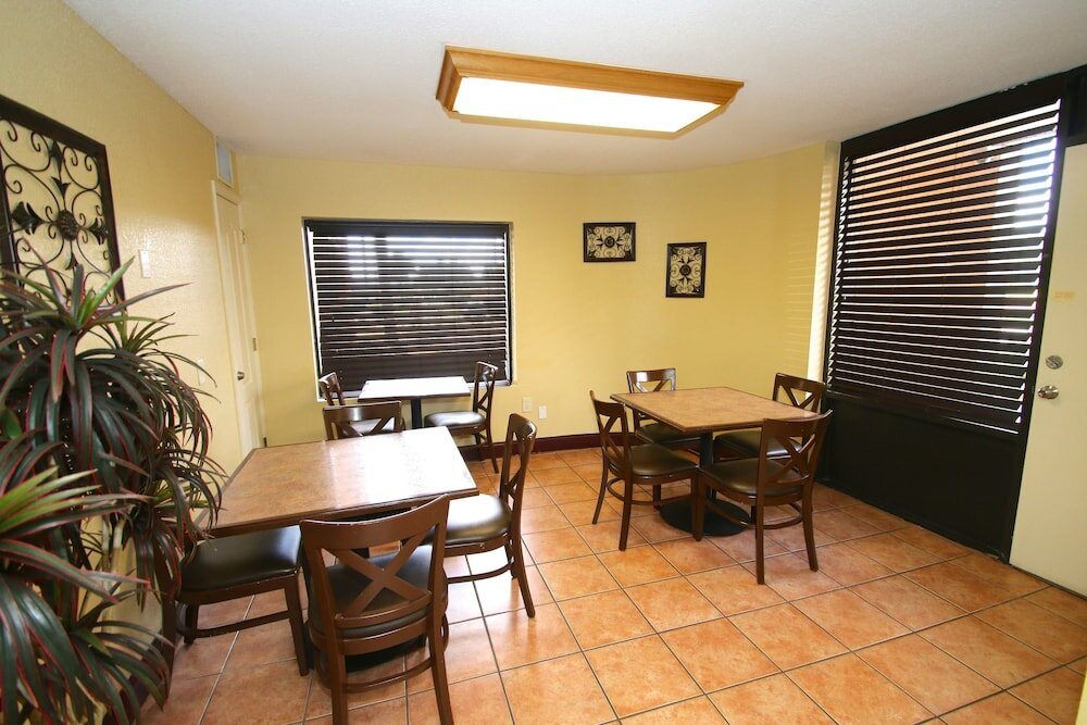 Фото Days Inn by Wyndham Kissimmee West