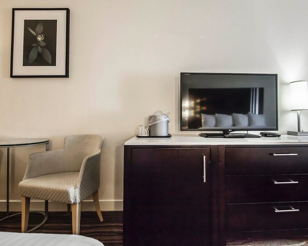 Фото Comfort Hotel Vancouver Airport