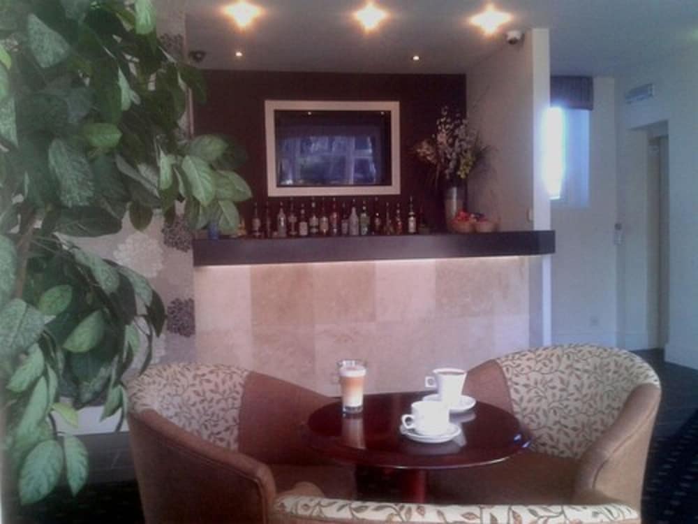 Фото The Croham Hotel