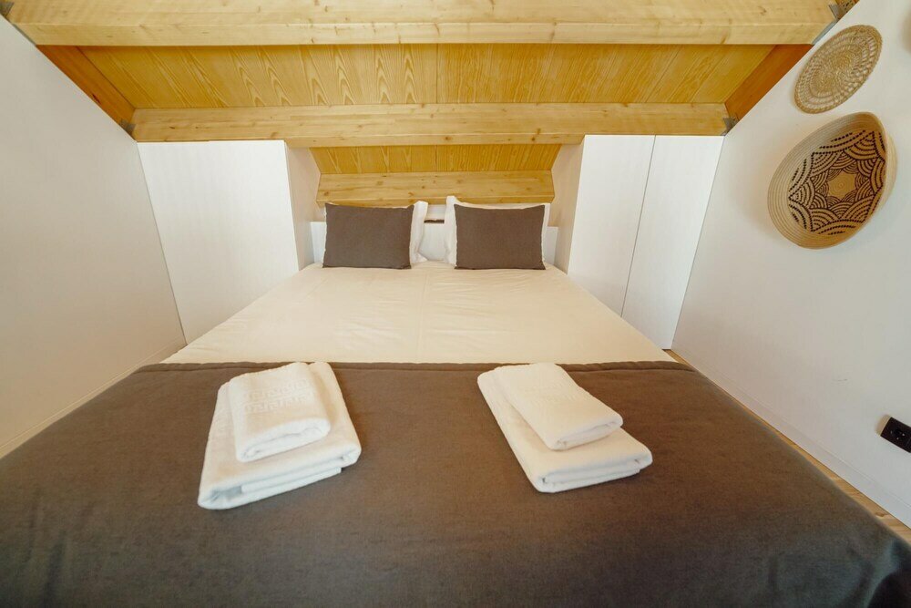 Фото Elegant Downtown Apartment