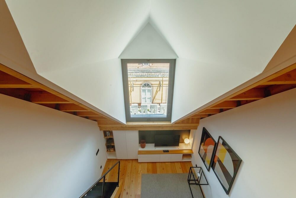 Фото Elegant Downtown Apartment