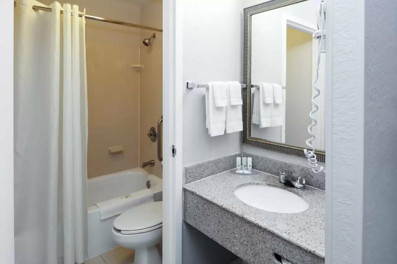 Фото Quality Inn Miami Airport Doral