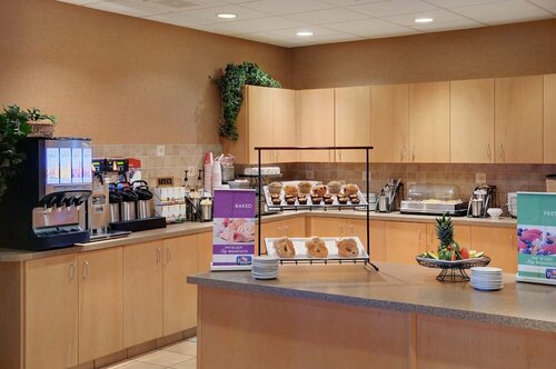 Гостиница Pomeroy Inn & Suites Hotel Dawson Creek в Досон-Крик