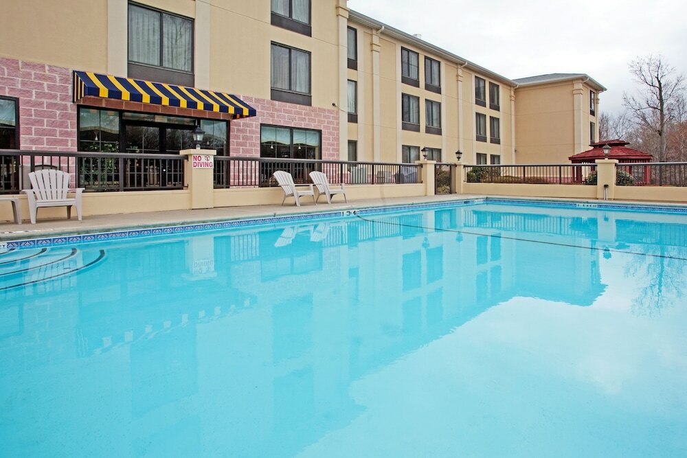 Фото Holiday Inn Express Charlotte Belmont Airport, an Ihg Hotel