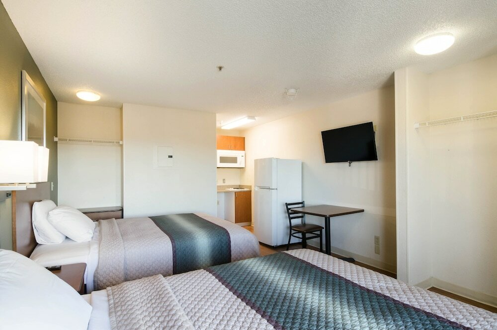 Фото HomeTowne Studios by Red Roof Denver - Thornton