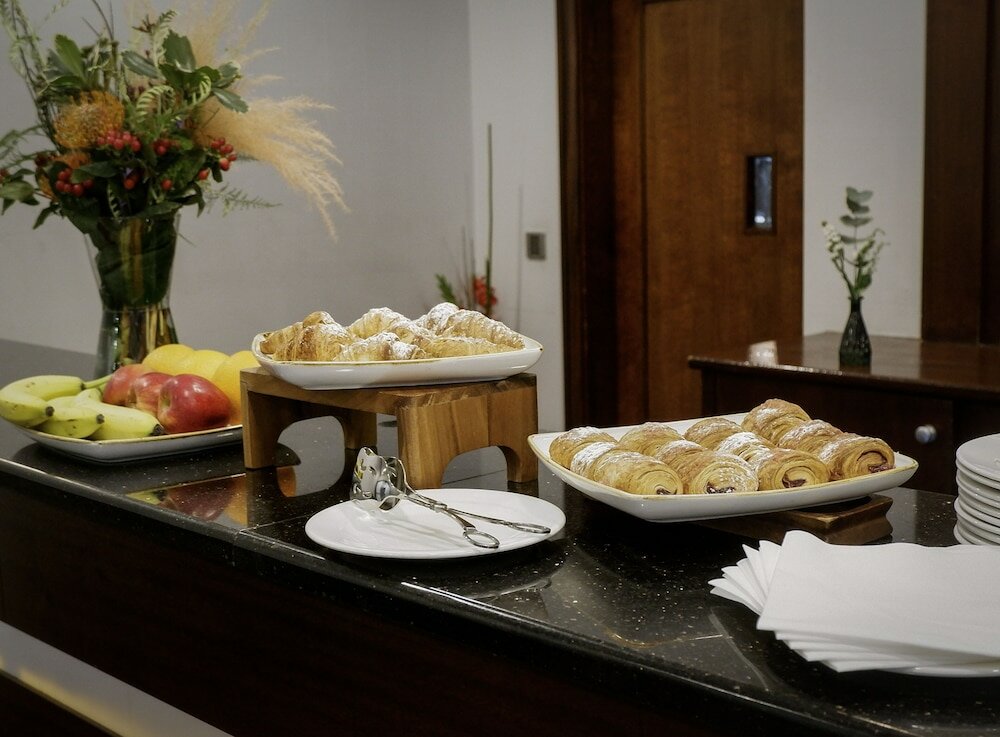 Фото Camden Court Hotel