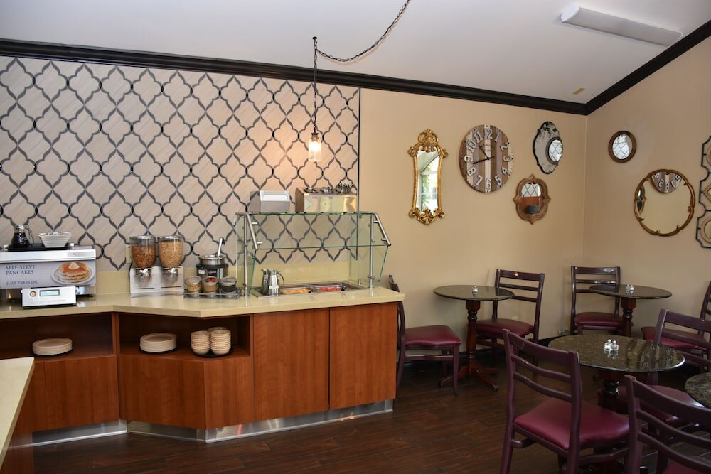 Фото Dynasty Suites Redlands