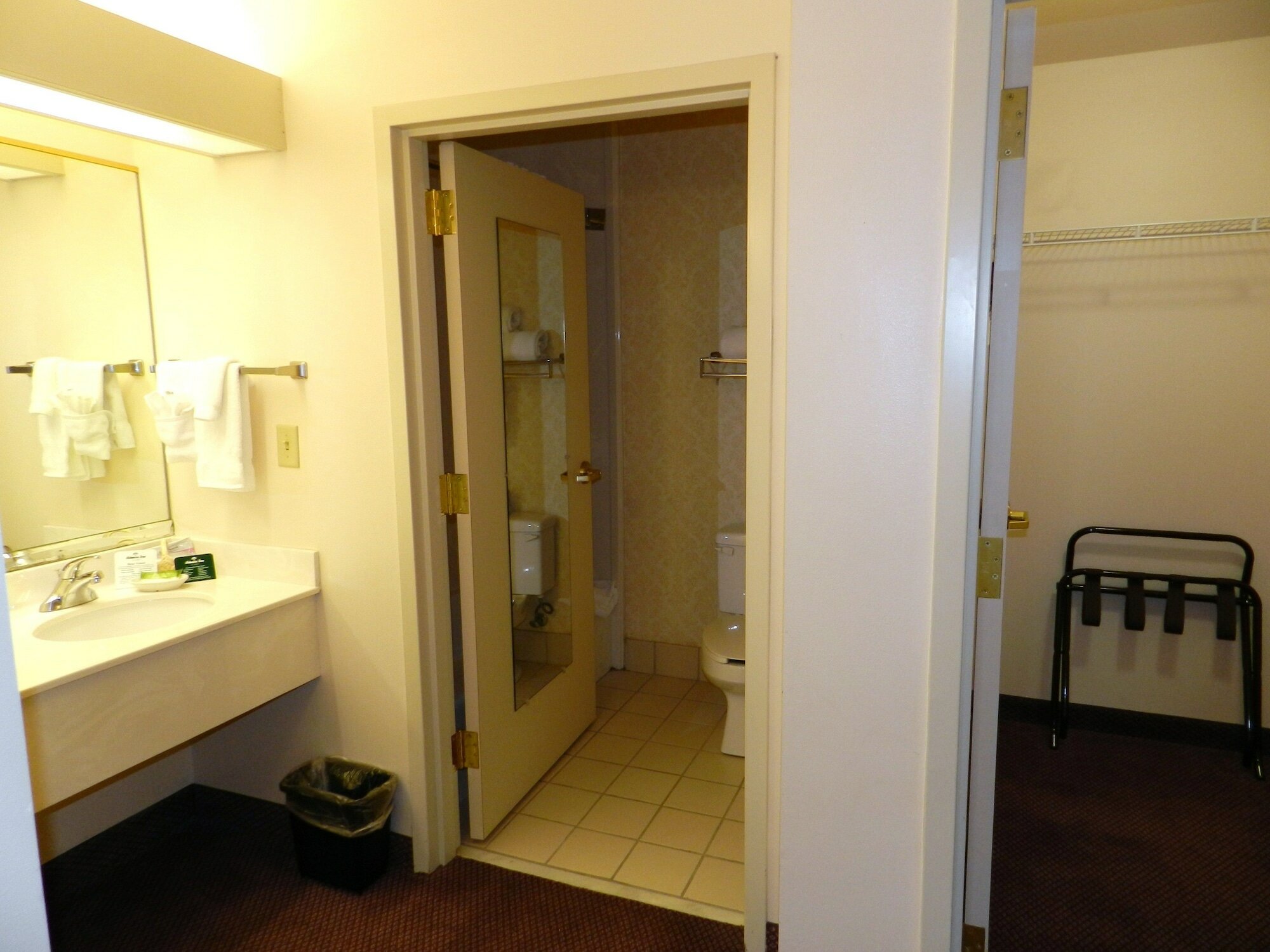 Фото Ashmore Inn & Suites