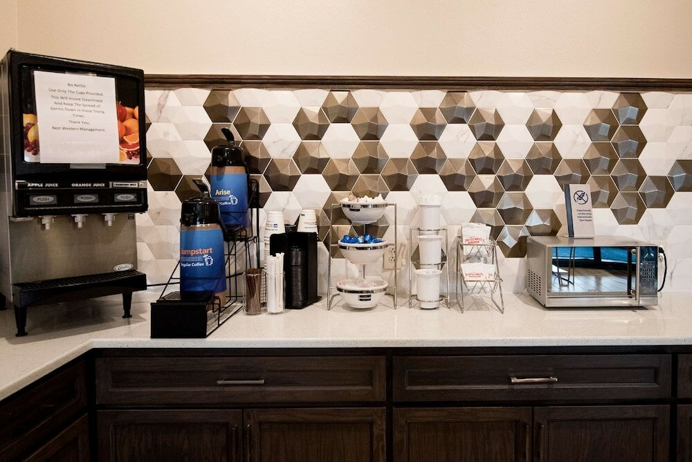 Фото SureStay Plus Hotel by Best Western Topeka Northwest