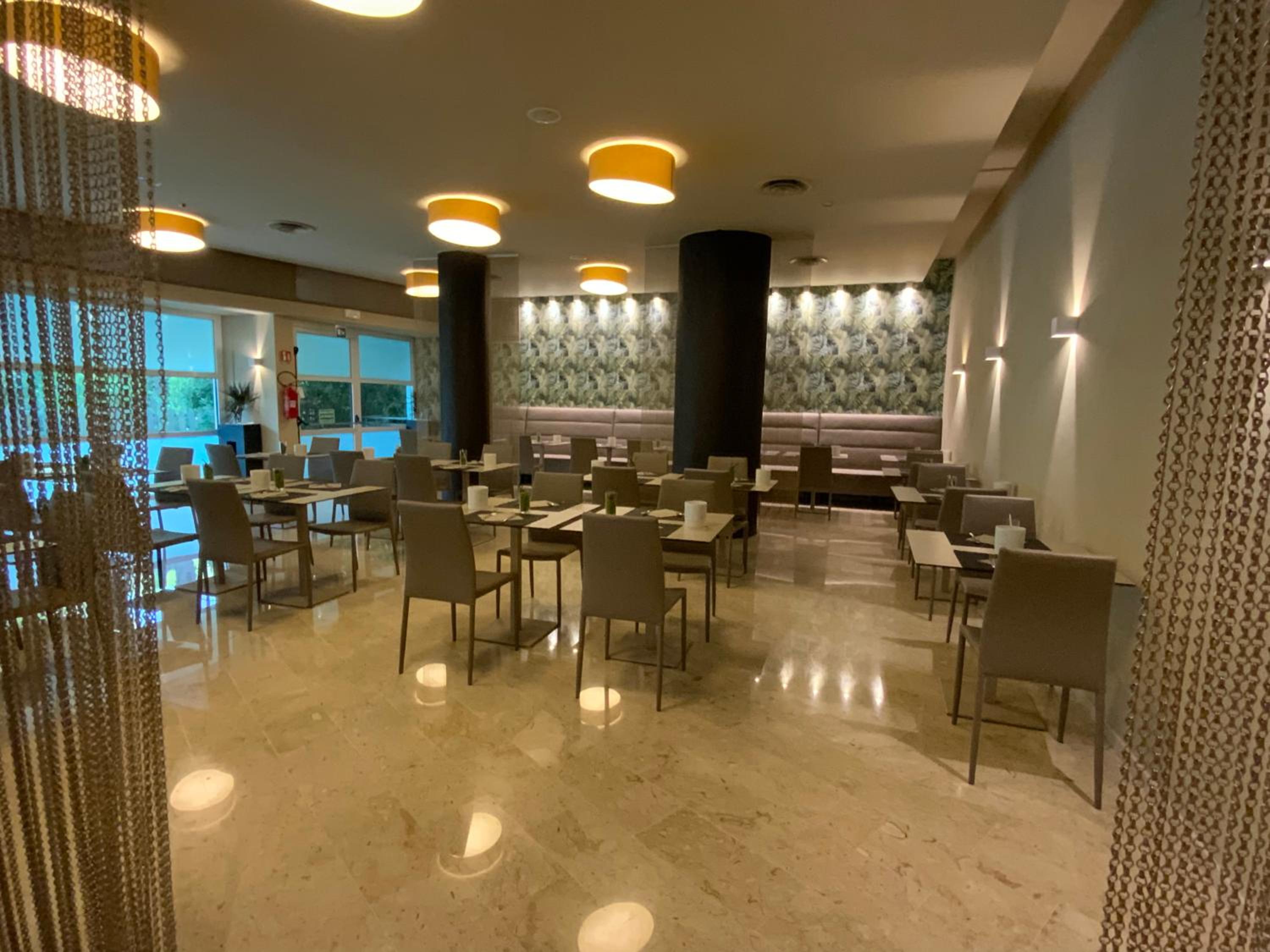 Фото International Beach Hotel