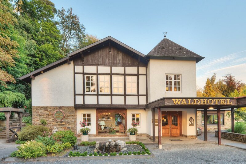 Гостиница Romantik Waldhotel Mangold в Бергиш-Гладбахе
