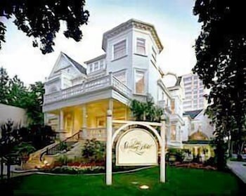 Фото The Sterling Hotel