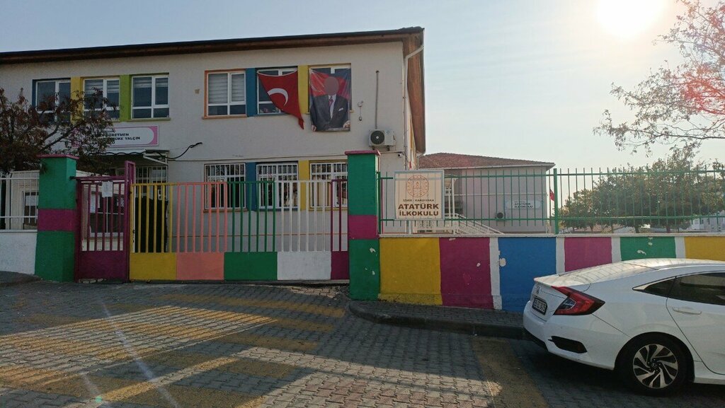 Primary school Ataturk Ilkogretim School, Izmir, photo