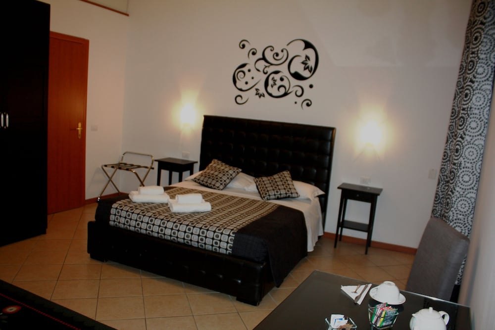 Фото Adelaide House