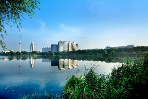 Внешний вид отеля Crowne Plaza Shanghai Xiayang Lake в Цинпу, фото 2