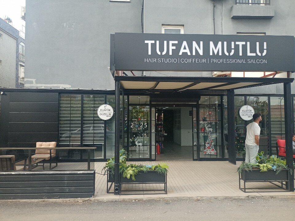 Tufan mutlu Bayan Kuaförü
