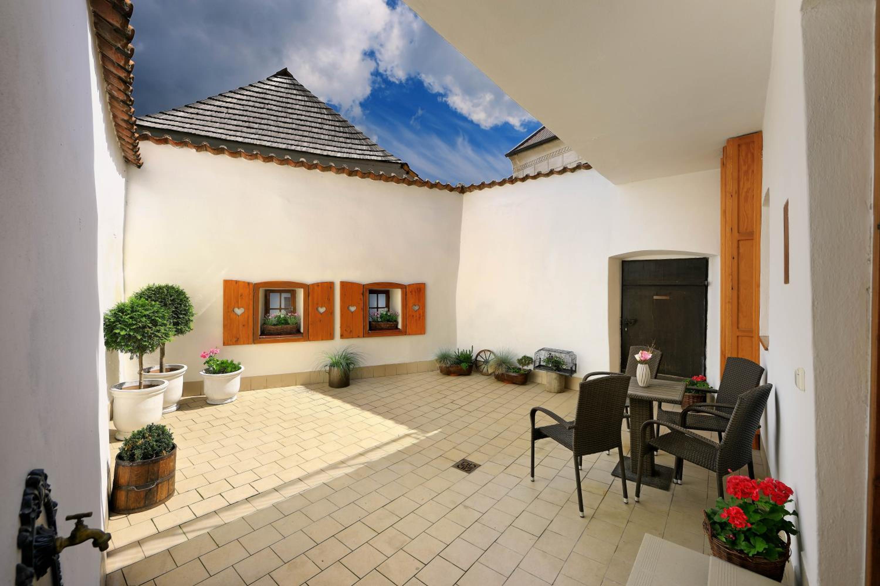 Фото Castle View Apartments