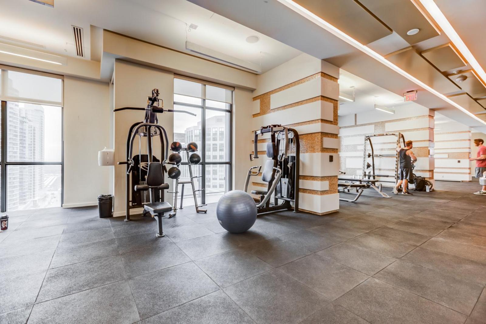 Фото E. S. i Furnished Suites at the Acc