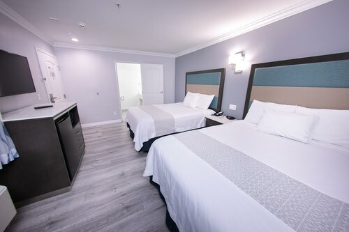 Гостиница Travelodge Inn & Suites by Wyndham West Covina в Вест Ковине